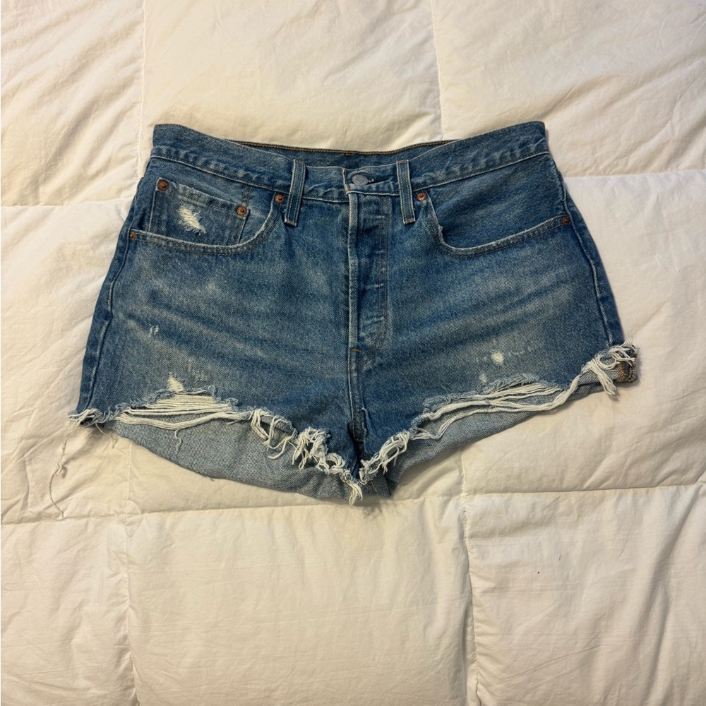 NEVER WORN Levi 501 raw hem short